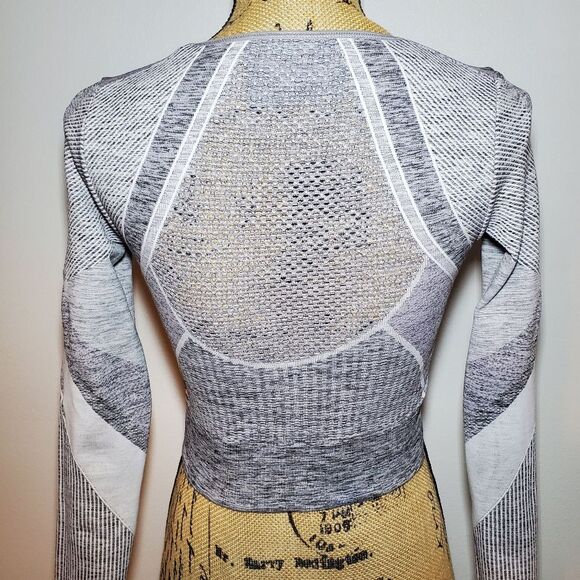 ATHLETA Agile Colorblock Long Sleeve Crop Top Size XS - Picture 7 of 8